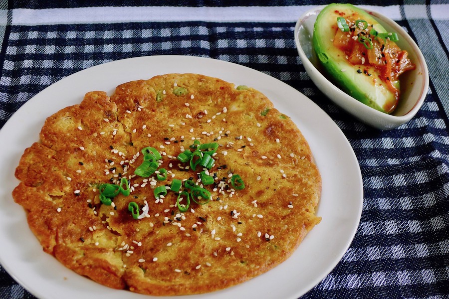 Kimchi pannenkoek met avocado (Kimchi jeon)