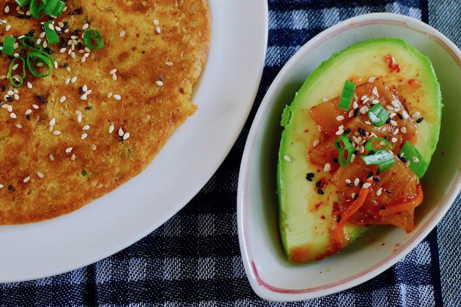 Kimchi pannenkoek met avocado, glutenvrij recept ~ minder koolhydraten, maximale smaak ~ www.con-serveert.nl