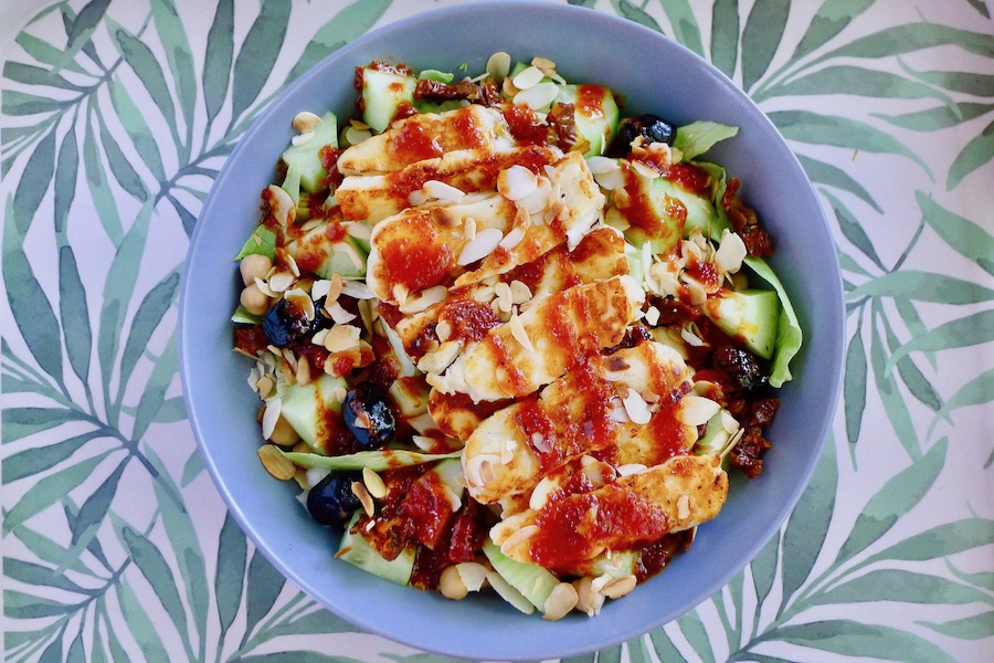 Kikkererwten salade met halloumi en tomatendressing