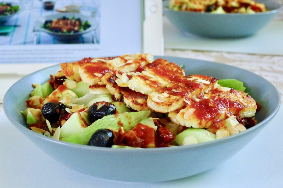 Kikkererwten salade met halloumi en tomatendressing recept van claudiaskeuken.nl ~ minder koolhydraten, maximale smaak ~ www.con-serveert.nl