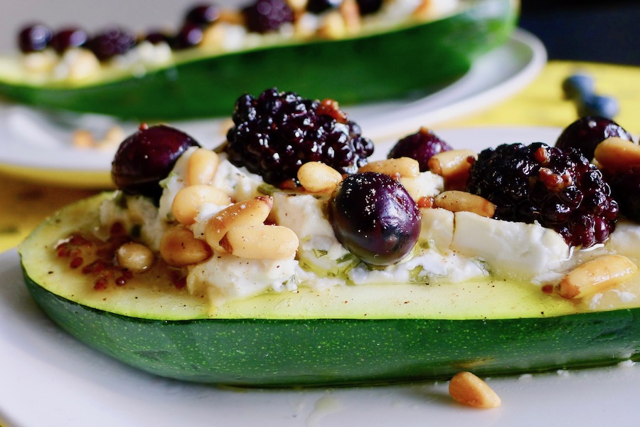 Gevulde courgette met geitenkaas en bosbessen