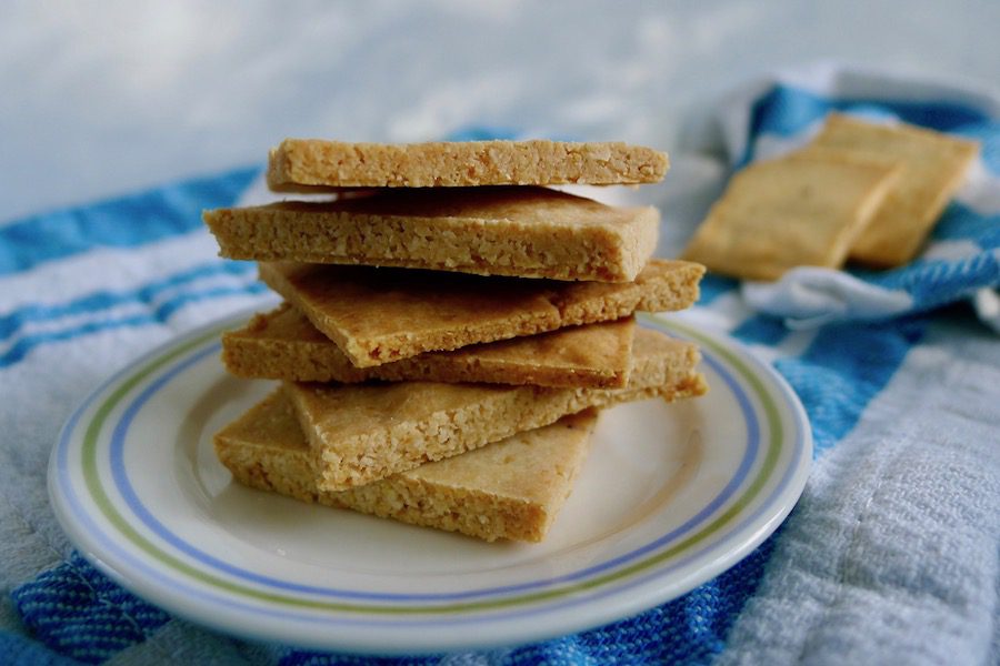 Keto amandelcrackers recept ~ minder koolhydraten, maximale smaak ~ www.con-serveert.nl