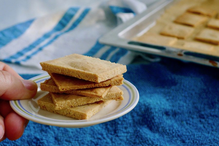 Keto amandelcrackers recept ~ minder koolhydraten, maximale smaak ~ www.con-serveert.nl