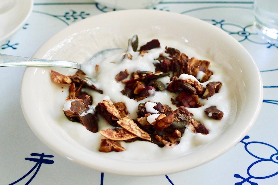 Crunchy keto granola met cacaoboter recept ~ minder koolhydraten, maximale smaak ~ www.con-serveert.nl
