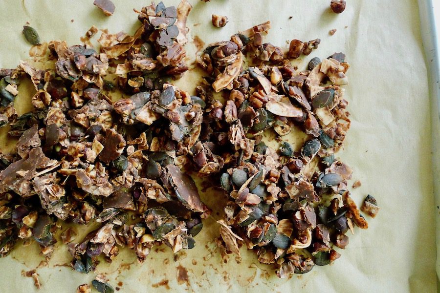 Crunchy keto granola met cacaoboter recept ~ minder koolhydraten, maximale smaak ~ www.con-serveert.nl