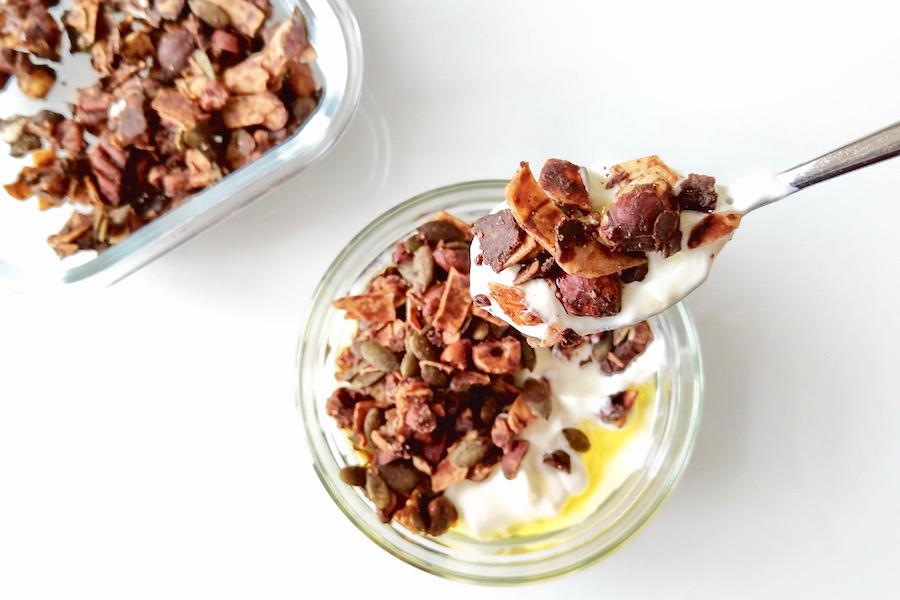 Crunchy keto granola met cacaoboter recept ~ minder koolhydraten, maximale smaak ~ www.con-serveert.nl