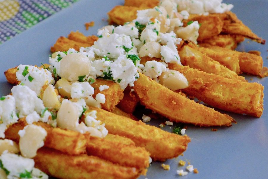 Koolraap frietjes uit de oven met feta en macadamia noten, koolhydraatarm vegetarisch recept ~ minder koolhydraten, maximale smaak ~ www.con-serveert.nl