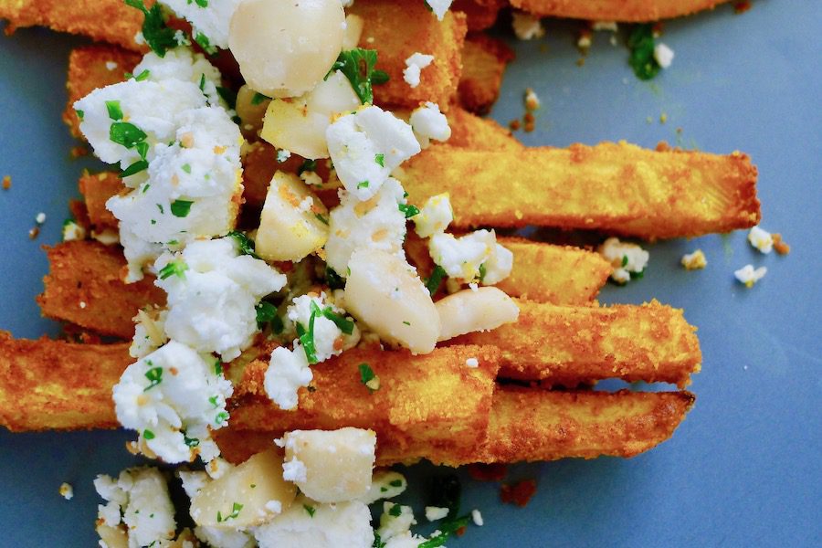 Koolraap frietjes uit de oven met feta en macadamia noten, koolhydraatarm vegetarisch recept ~ minder koolhydraten, maximale smaak ~ www.con-serveert.nl