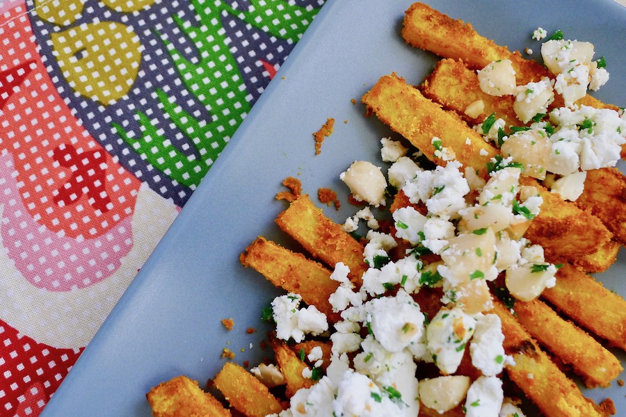 Koolraap frietjes uit de oven met feta en macadamia noten