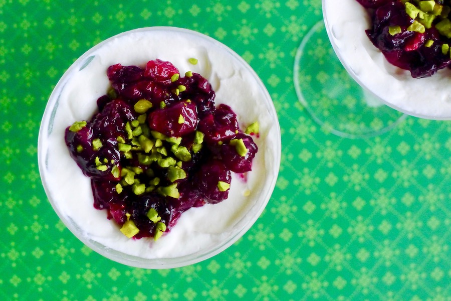 Zoete geitenkaas mousse met geroosterde cranberry’s