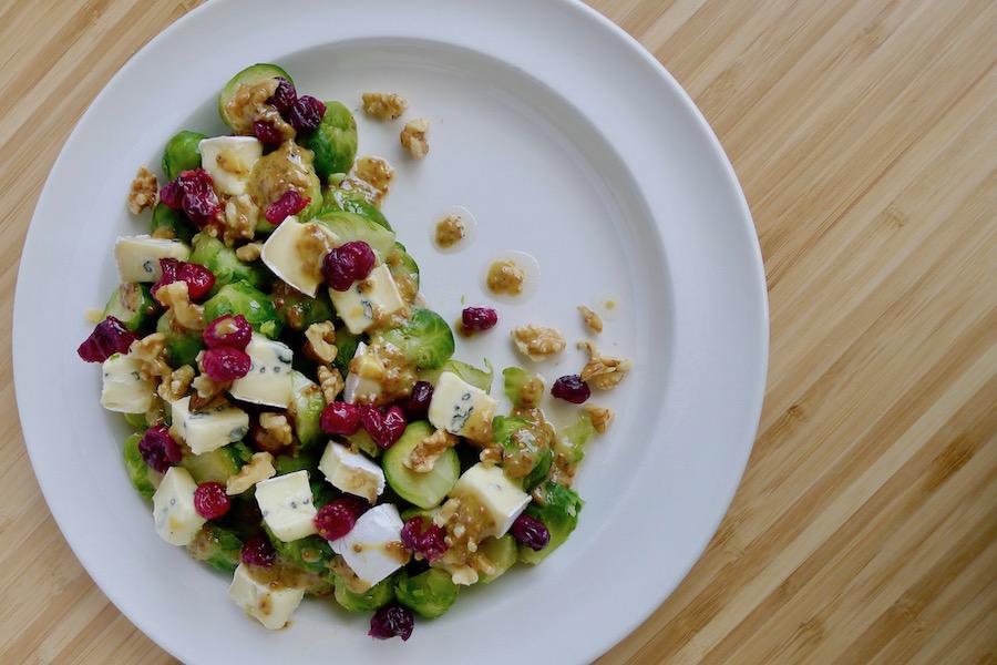 Spruitjes salade met blauwe kaas en cranberry’s