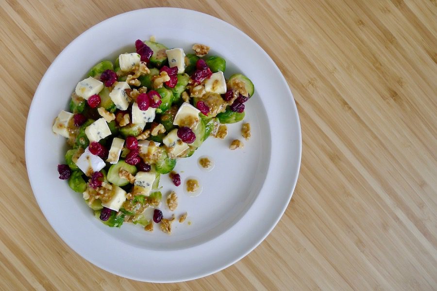 Lauwwarme spruitjes salade met verse cranberry's en blauwe kaas recept - vegetarisch koolhydraatarm genieten begint bij www.con-serveert.nl
