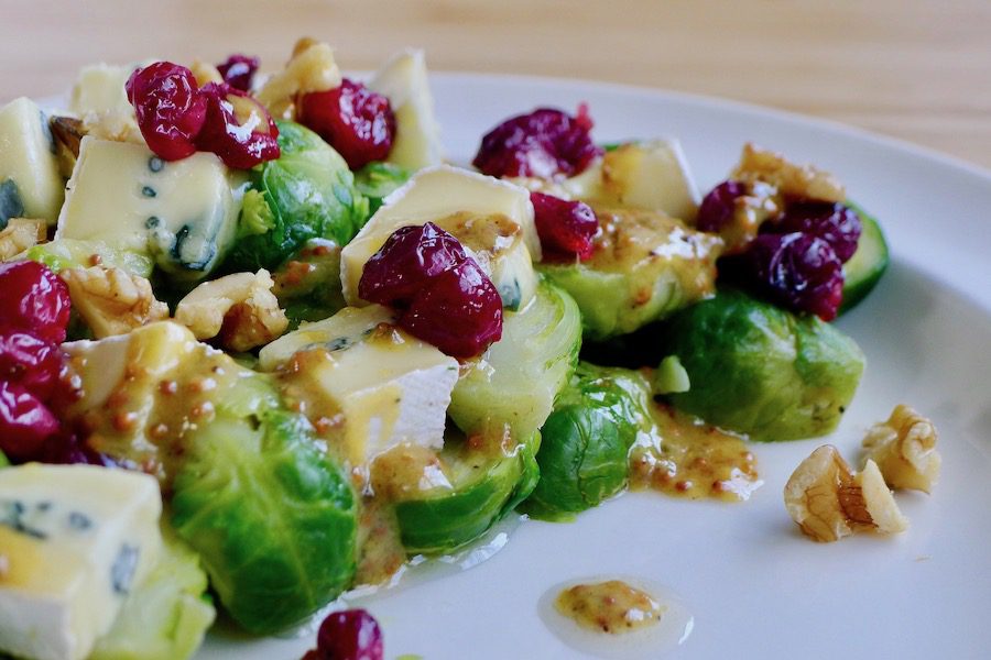 Lauwwarme spruitjes salade met verse cranberry's en blauwe kaas recept - vegetarisch koolhydraatarm genieten begint bij www.con-serveert.nl