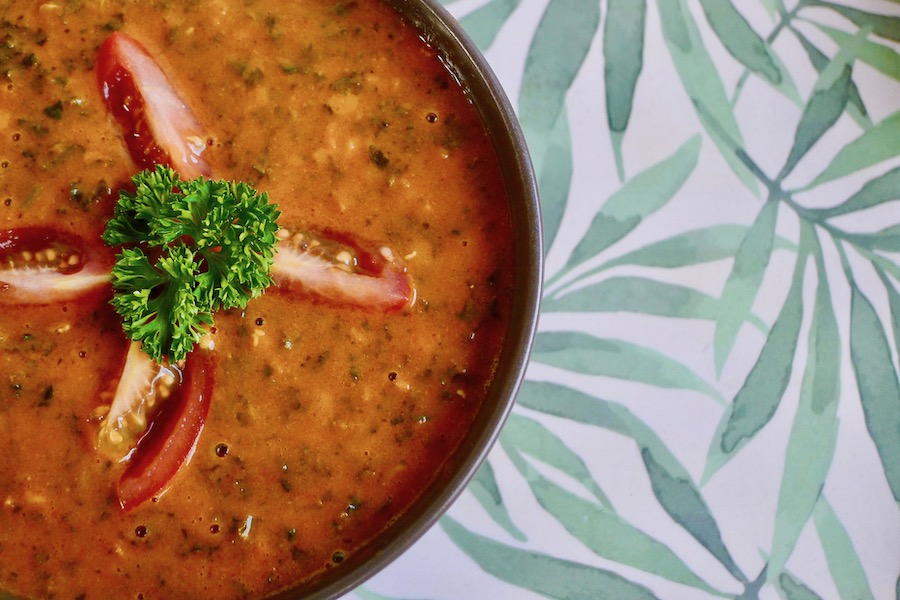 Tomatensoep met boerenkool en tahini