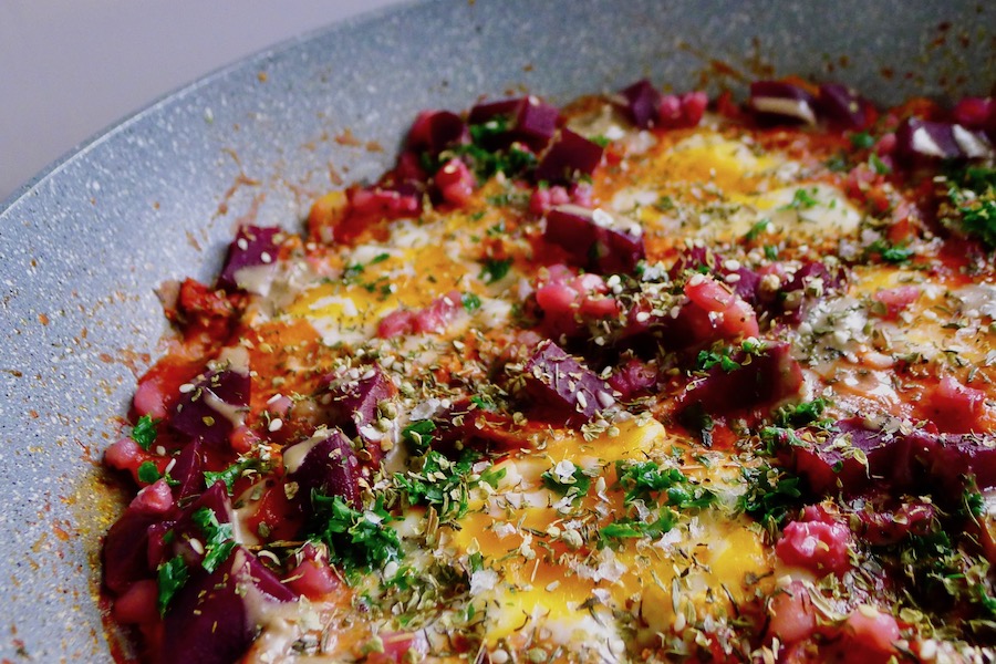 Shakshuka met rode biet