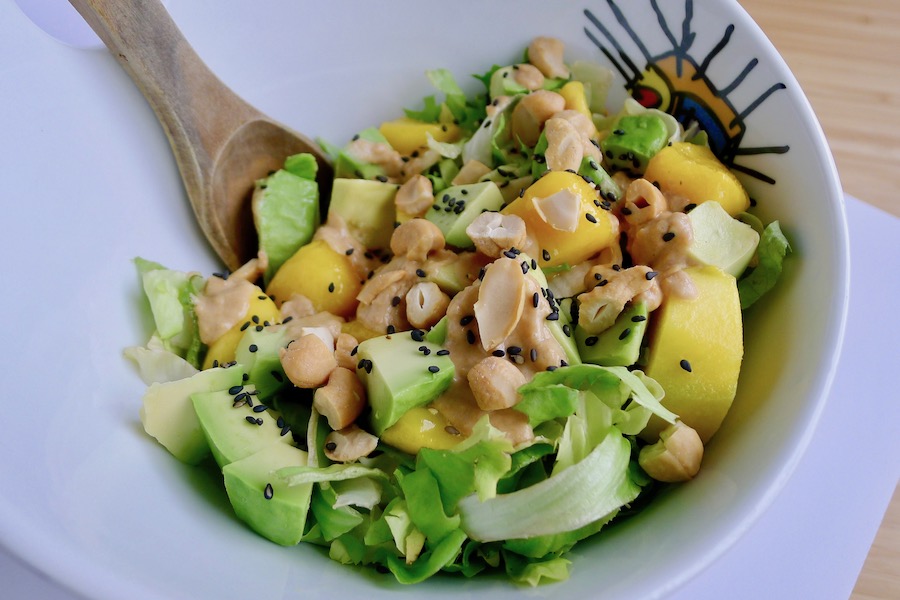 Andijviesalade met avocado, mango en cashewnoten