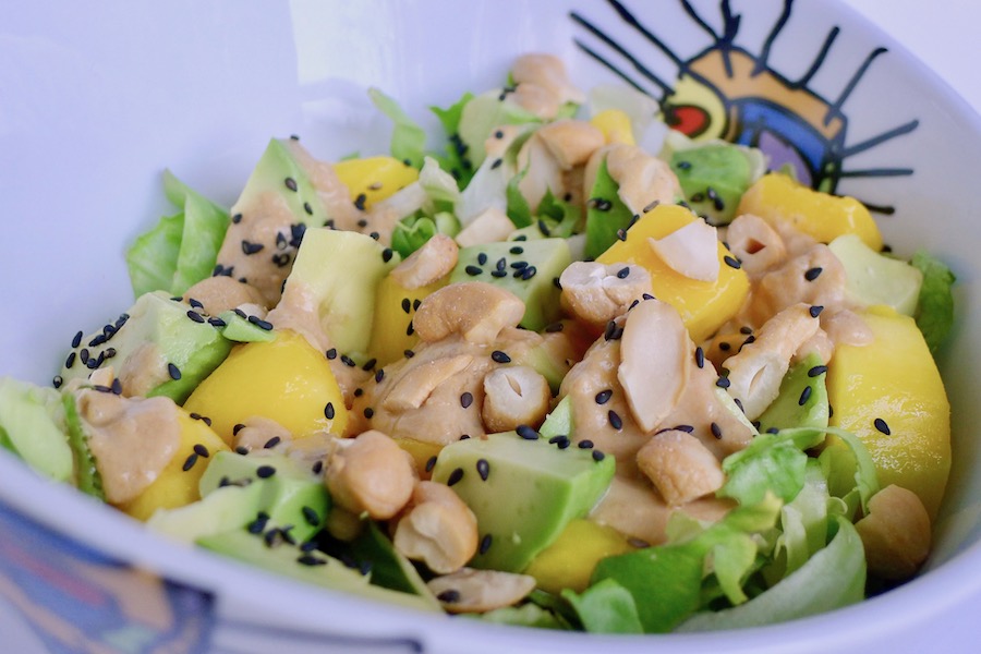 Andijviesalade met mango, avocado en cashewnoten recept - minder koolhydraten, maximale smaak - www.con-serveert.nl