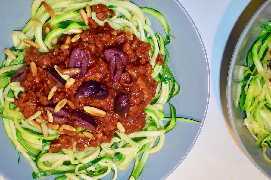 Courgetti tofunese (vegane bolognese) recept ~ minder koolhydraten, maximale smaak ~ www.con-serveert.nl