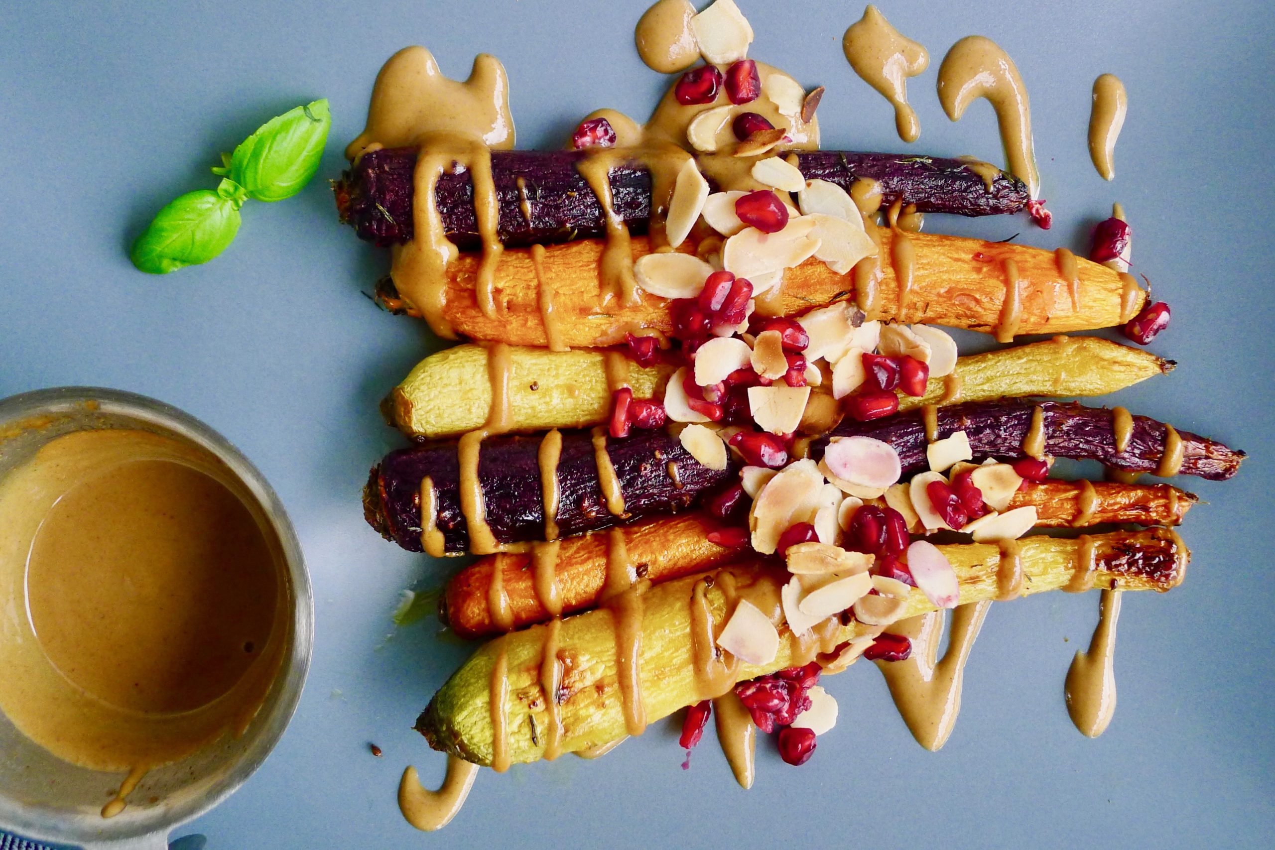 Ovengeroosterde wortelen met miso tahin saus