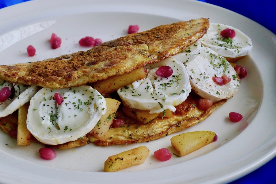 Gevulde omelet met geitenkaas en appel