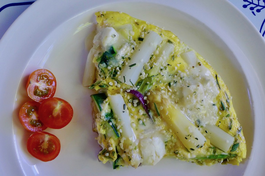 Lente frittata met asperges en blauwschimmelkaas