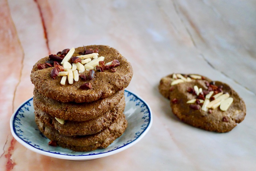 Amandel carobe koekjes, glutenvrij en koolhydraatarm recept ~ minder koolhydraten, maximale smaak ~ www.con-serveert.nl