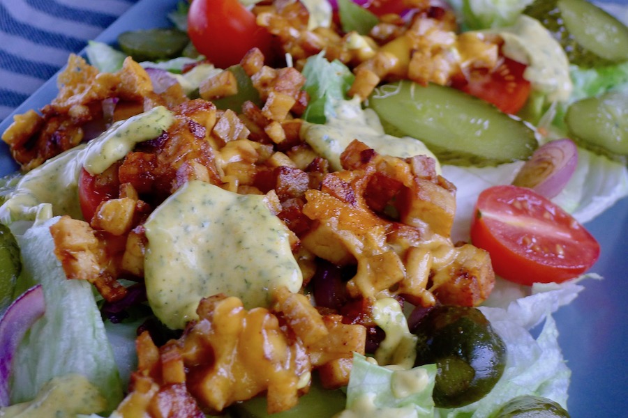 Koolhydraatarme Big Mac salade recept, vegetarisch ~ minder koolhydraten, maximale smaak ~ www.con-serveert.nl