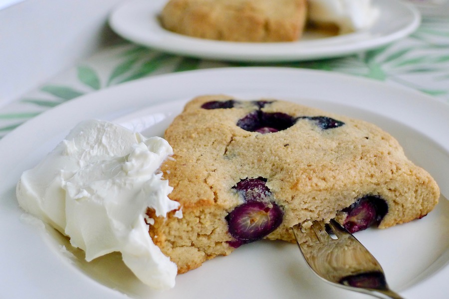 Bosbessen scones, koolhydraatarm en glutenvrij recept ~ minder koolhydraten, maximale smaak ~ www.con-serveert.nl