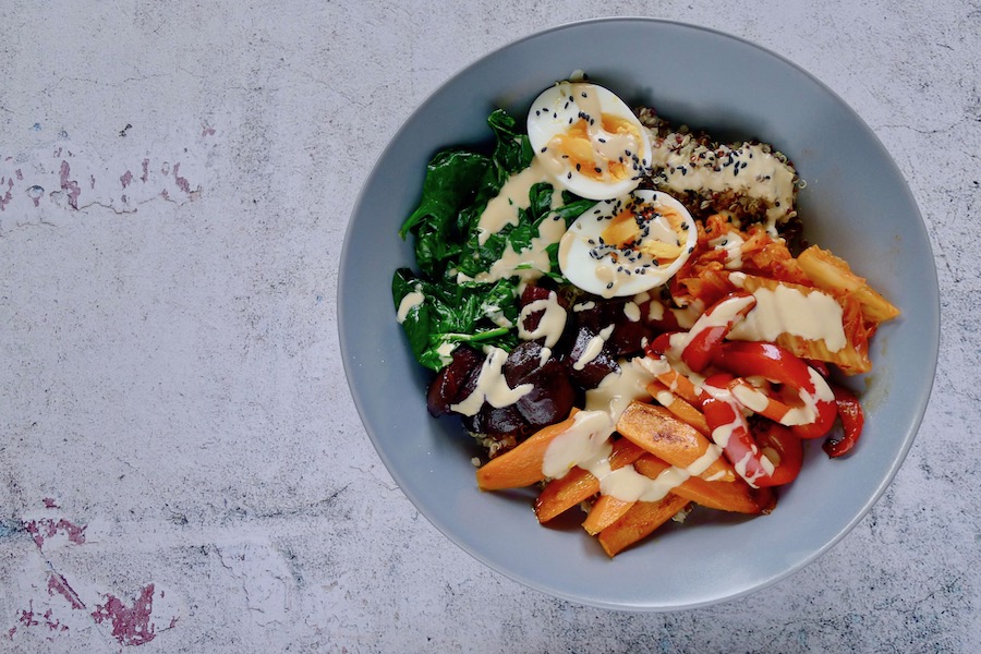 Quinoa bowl met miso tahin dressing recept ~ minder koolhydraten, maximale smaak ~ www.con-serveert.nl