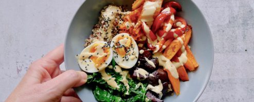 Quinoa bowl met miso tahin dressing