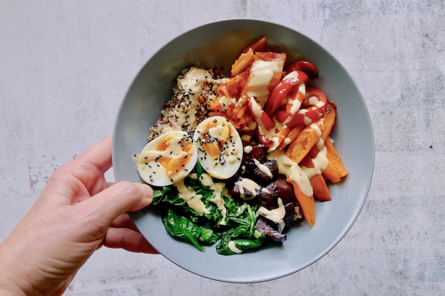 Quinoa bowl met miso tahin dressing