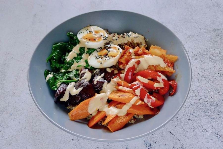 Quinoa bowl met miso tahin dressing recept ~ minder koolhydraten, maximale smaak ~ www.con-serveert.nl