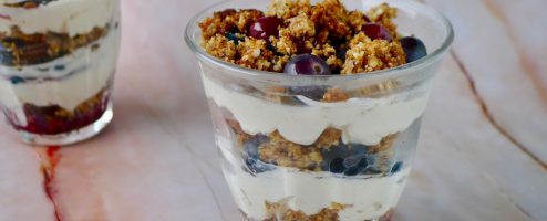 Kwarktaart in een glas met koolhydraatarme crumble