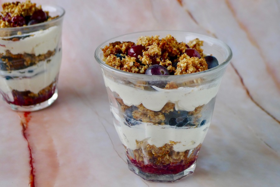 Kwarktaart in een glas met koolhydraatarme crumble