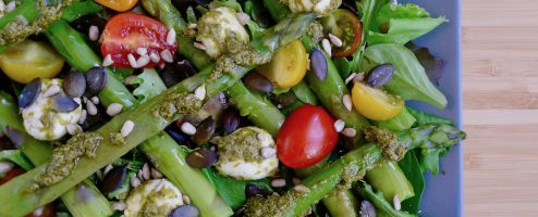 Salade caprese met groene asperges