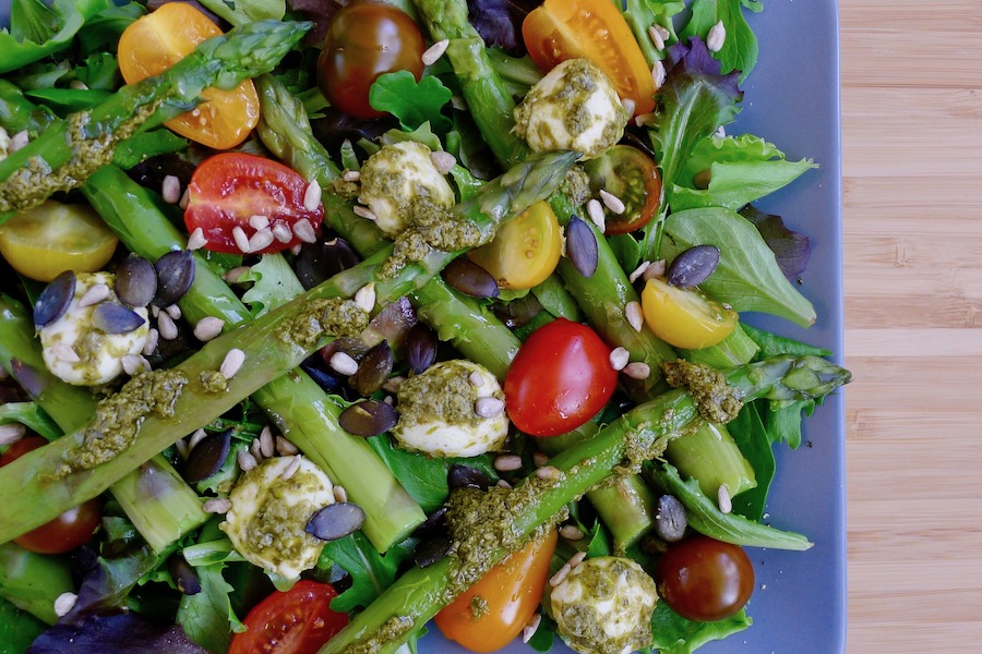 Salade caprese met groene asperges