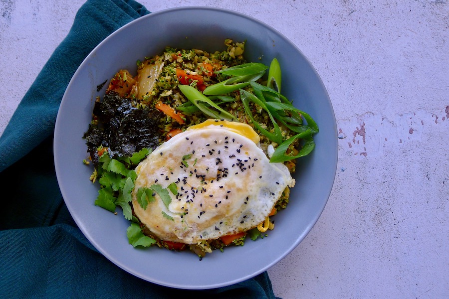 Broccolirijst met kimchi en een gebakken ei recept ~ minder koolhydraten, maximale smaak ~ www.con-serveert.nl