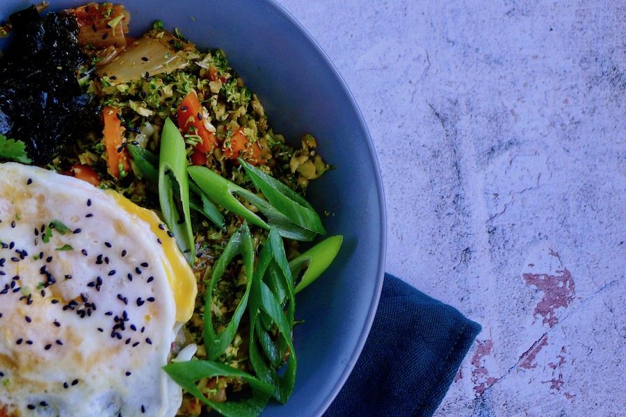 Broccolirijst met kimchi en een gebakken ei