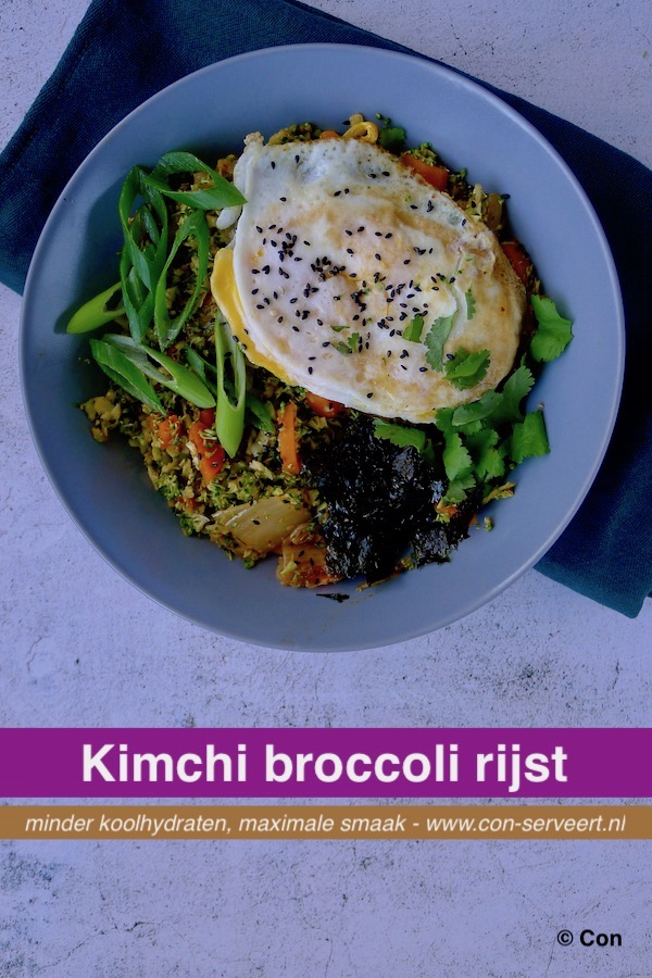 Broccolirijst met kimchi en een gebakken ei recept ~ minder koolhydraten, maximale smaak ~ www.con-serveert.nl