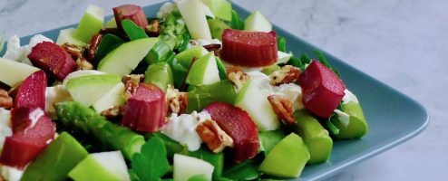 Salade met rabarber, asperges en burrata