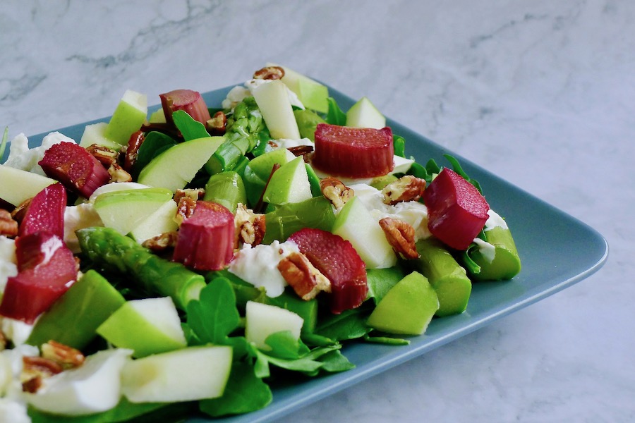 Salade met rabarber, asperges en burrata