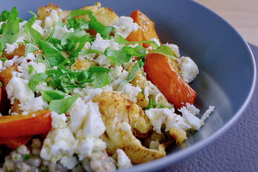 Geroosterde bloemkool pompoenschotel met boekweit en feta, koolhydraatbeperkt recept ~ minder koolhydraten, maximale smaak ~ www.con-serveert.nl