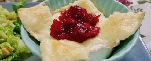 Oven camembert met cranberrysaus