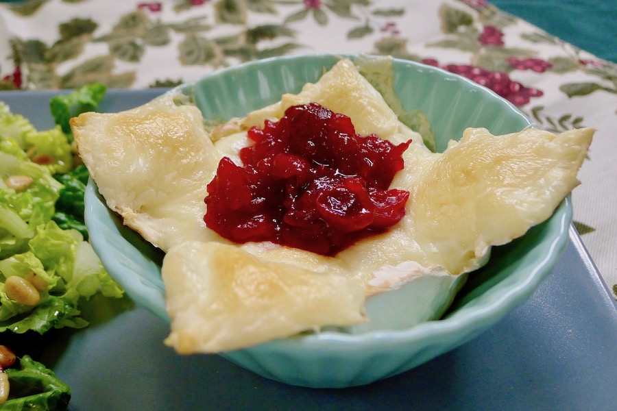 Oven camembert met cranberrysaus