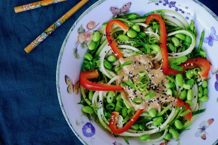 Thaise courgetti met pindadressing, koolhydraatarm recept -koolhydraatarm genieten begint bij Con-serveert.nl