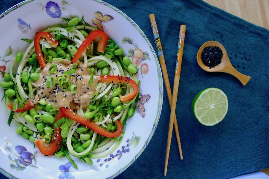 Thaise courgetti met pindadressing, koolhydraatarm recept -koolhydraatarm genieten begint bij Con-serveert.nl