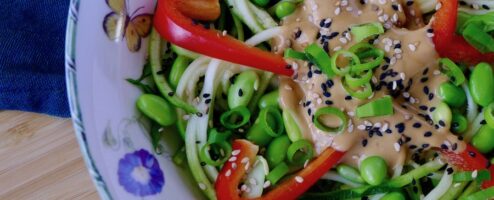 Thaise courgetti salade met pinda dressing