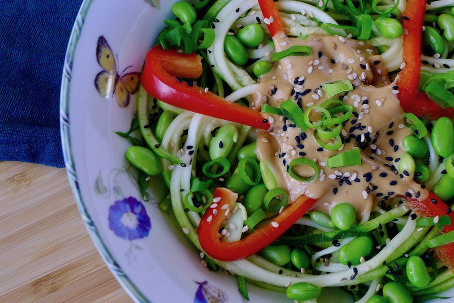 Thaise courgetti salade met pinda dressing