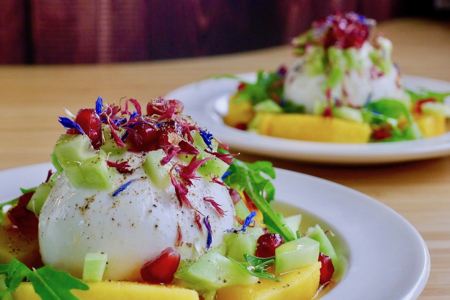 Burrata met mango en komkommerdressing