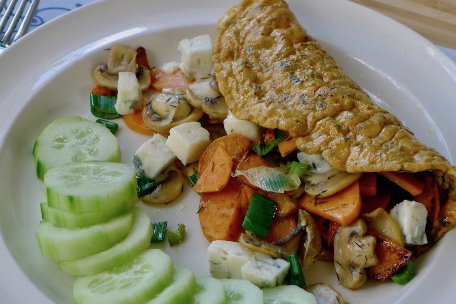 Gevulde omelet met zoete aardappel, gorgonzola en champignons recept - koolhydraatarm genieten begint bij con-serveert.nl